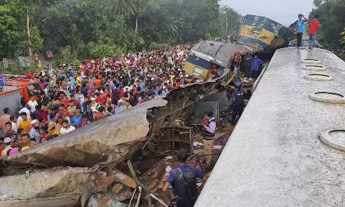 2 ரெயில்கள் நேருக்கு நேர் மோதிய விபத்து.. 15 பேர் உயிரிழப்பு