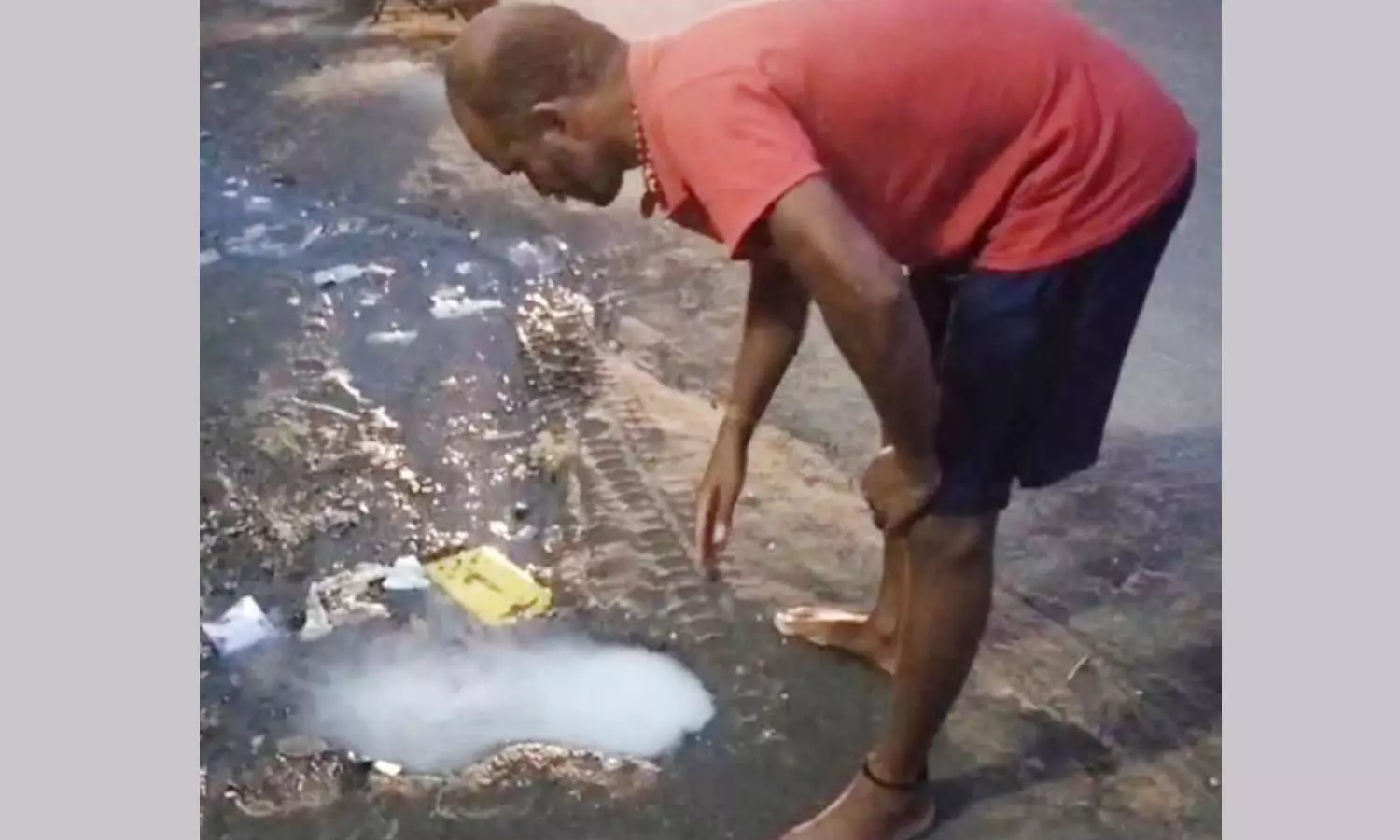 சாலையோர பள்ளத்தில் வெள்ளை நிறத்தில் ஆவி பறக்க திடீரென வெளியேறிய தண்ணீர் சாலையோர பள்ளத்தில் வெள்ளை நிறத்தில் ஆவி பறக்க திடீரென வெளியேறிய தண்ணீர்