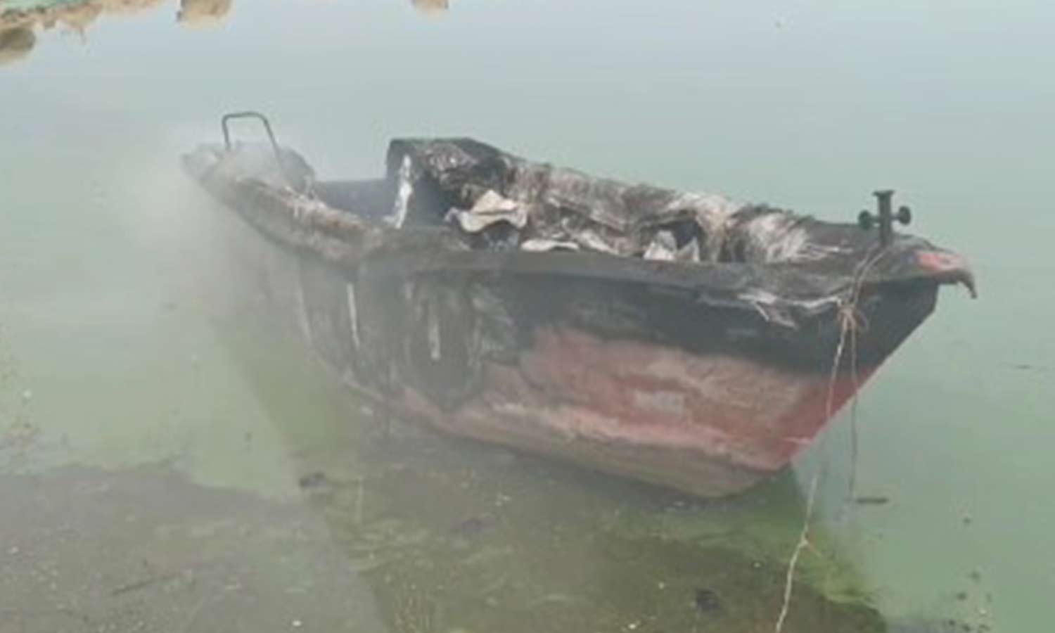 மேட்டூர் அருகே நள்ளிரவில் மீன்வளத் துறைக்கு சொந்தமான விசைப்படகு தீ வைத்து எரிப்பு போலீசார் விசாரணை