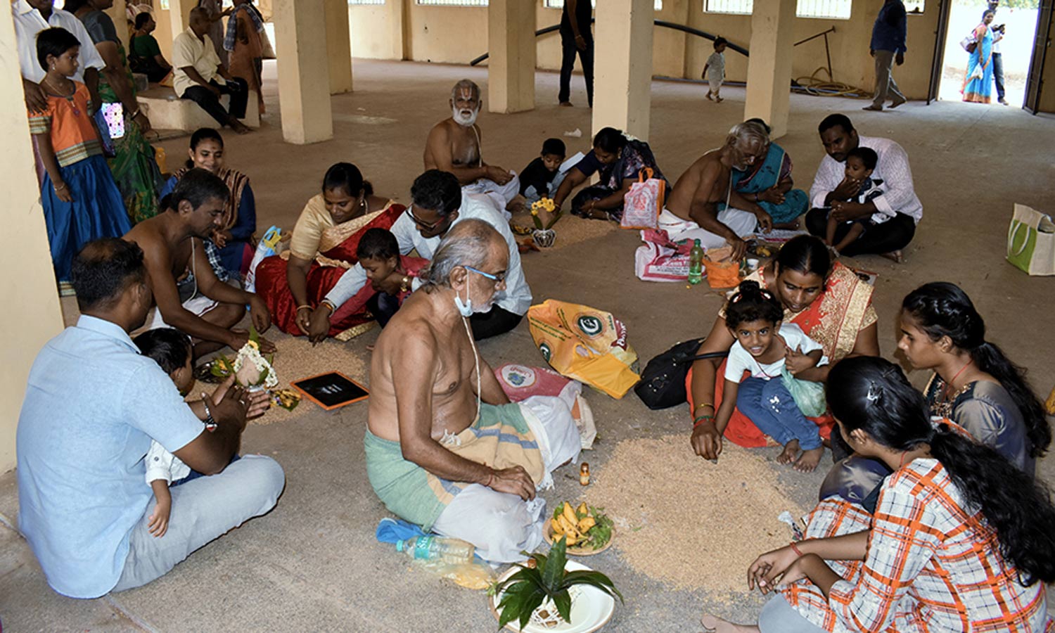 விஜயதசமியை முன்னிட்டு திருவந்திபுரம் ஹயக்ரீவர் கோவிலில் ஏடு படிக்கும் நிகழ்ச்சி