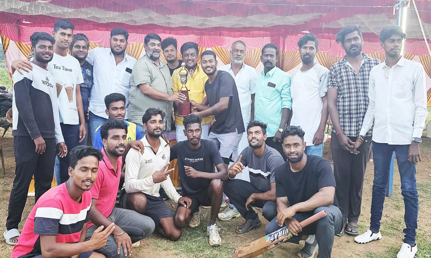 திண்டுக்கல்லில் கிரிக்கெட் போட்டியில் கங்குலி பாய்ஸ் அணி முதலிடம் திண்டுக்கல்லில் கிரிக்கெட் போட்டியில் கங்குலி பாய்ஸ் அணி முதலிடம்