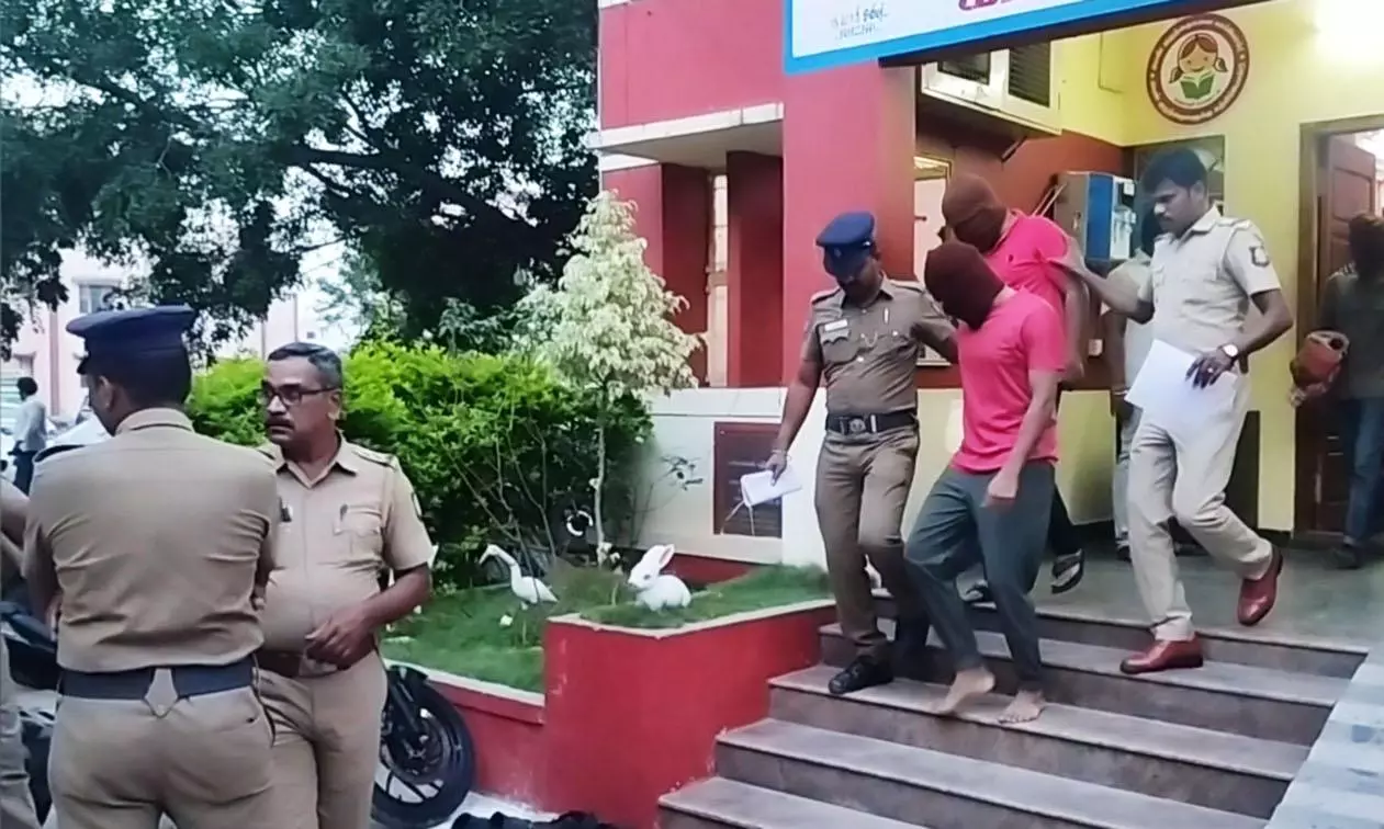 காரிமங்கலம் கொள்ளை வழக்கில் தலைமறைவாக இருந்த மேலும் 3 பேர் சிறையில் அடைப்பு காரிமங்கலம் கொள்ளை வழக்கில் தலைமறைவாக இருந்த மேலும் 3 பேர் சிறையில் அடைப்பு
