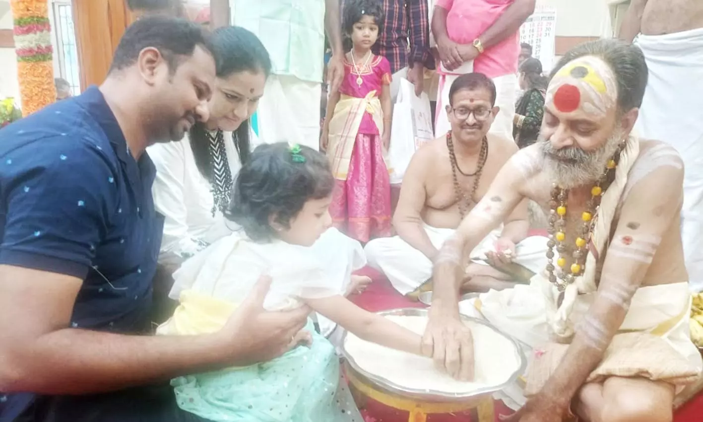 குழந்தைகளுக்கு தங்க ஊசியால் நாக்கில் எழுத்து எழுதும் நிகழ்ச்சி குழந்தைகளுக்கு தங்க ஊசியால் நாக்கில் எழுத்து எழுதும் நிகழ்ச்சி