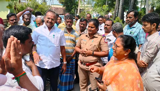 அடிப்படை வசதிகள் செய்து தரக்கோரிபொதுமக்கள் சாலை மறியலுக்கு முயற்சி அடிப்படை வசதிகள் செய்து தரக்கோரிபொதுமக்கள் சாலை மறியலுக்கு முயற்சி