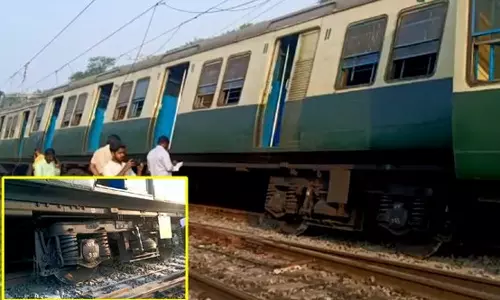 ஆவடியில் புறநகர் ரெயிலின் 4 பெட்டிகள் தடம் புரண்டன