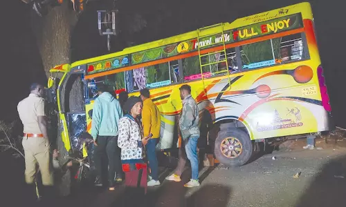 குன்னூர் அருகே மீண்டும் விபத்து: மலைப்பாதையில் 25 பயணிகளுடன் கவிழ்ந்த சுற்றுலா பஸ்