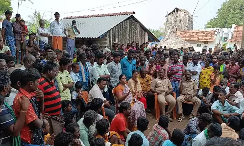 வடமதுரை அருகேஇறந்தவரின் உடலை எடுத்து செல்ல கிராம மக்கள் எதிர்ப்பு