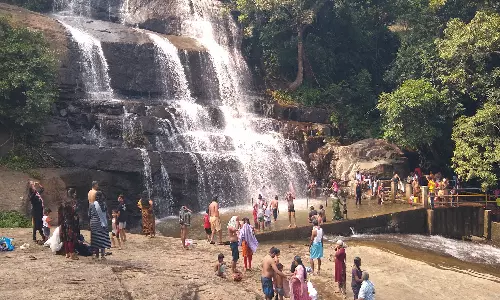 தொடர் விடுமுறையால் மேகமலை அருவியில் சுற்றுலா பயணிகள் உற்சாகம்