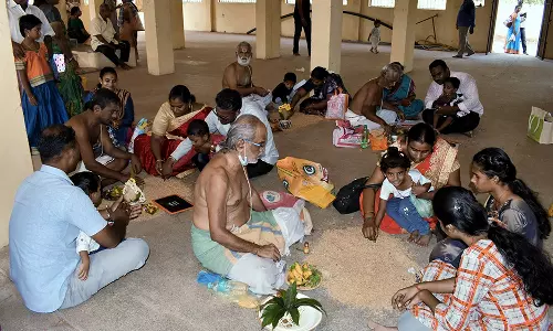 விஜயதசமியை முன்னிட்டு திருவந்திபுரம் ஹயக்ரீவர் கோவிலில் ஏடு படிக்கும் நிகழ்ச்சி