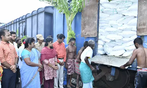 தெலுங்கானா மாநிலத்திலிருந்து தேனி ரெயில் நிலையத்திற்கு வந்த குடிமை பொருட்கள்