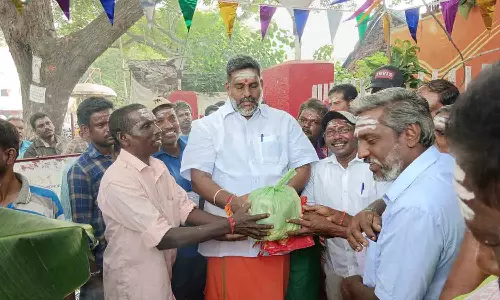 கட்டிட தொழிலாளர்களுக்கு பரிசு