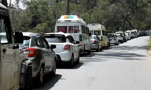 தொடர்விடுமுறையால் கூட்டம் அதிகரிப்பு கொடைக்கானலில் 5 கி.மீ தூரம் அணிவகுத்த சுற்றுலா வாகனங்கள்