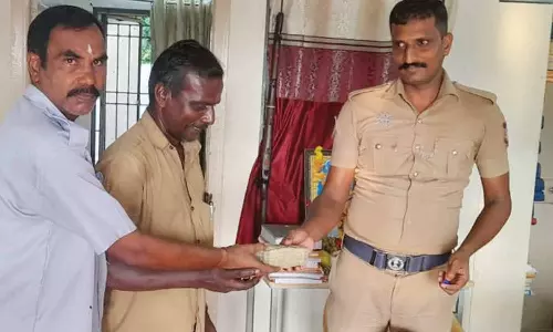 கன்னியாகுமரி வந்த அரசு பஸ்சில் கட்டுக்கட்டாக 500 ரூபாய் நோட்டுகள்- வாலிபரிடம் போலீசார் விசாரணை