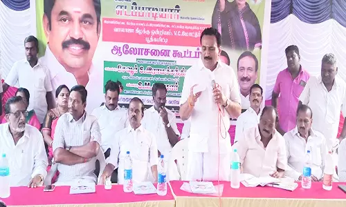 ராணிப்பேட்டை அடுத்த வி.சி.மோட்டூரில் ஆலோசனைக்கூட்டம்