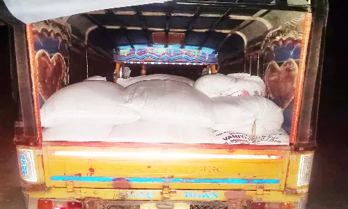 கடத்த முயன்ற 1 டன் ரேசன் அரிசி பறிமுதல்