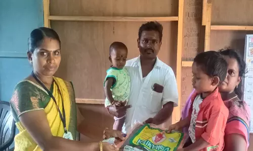 விஜயதசமியை முன்னிட்டு வித்யாரம்பம் செய்து பள்ளிகளில் சேர்த்த பெற்றோர்கள்