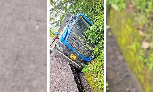 தமிழக-கேரள எல்லையான புளியரை எஸ் வளைவில் பள்ளத்தில் சிக்கிய லாரியால் போக்குவரத்து பாதிப்பு