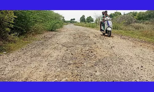 சாலைப்பணிகள் 6 மாதமாக கிடப்பில் போட்டதாக பொதுமக்கள் சிரமம்