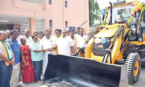 அரியாங்குப்பம் கொம்யூன் பஞ்சாயத்துக்கு புதிய பொக்லைன் எந்திரம்