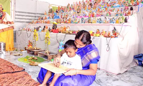 விவேகானந்தா வித்யாஷ்ரம் பள்ளியில் விஜயதசமி கொண்டாட்டம்