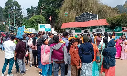 தொடர் விடுமுறையால் ஊட்டியில் குவிந்த சுற்றுலா பயணிகள்