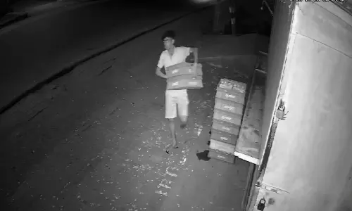 கடலூர் வண்டிப்பாளையத்தில் ஆவின் பால் பாக்கெட்டுகளை  ஆட்டோவில் வந்து திருடி சென்ற வாலிபர்: சமூக வலைதளத்தில் வைரலாகும் காட்சிகள்