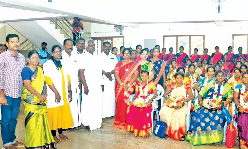 கர்ப்பிணிகளுக்கு சீர்வரிசை பொருட்கள் வழங்கல்