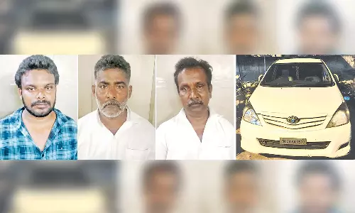 சொகுசு காரில் வந்து ஆடுகள் கடத்திய 3 பேர் கைது