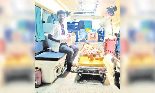 ஆம்புலன்சில் கர்ப்பிணிக்கு குழந்தை பிறந்தது