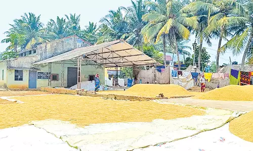 கொள்முதல் நிலையம் திறக்காததால் நெல்லை கொட்டி காத்துக்கிடக்கும் விவசாயிகள்