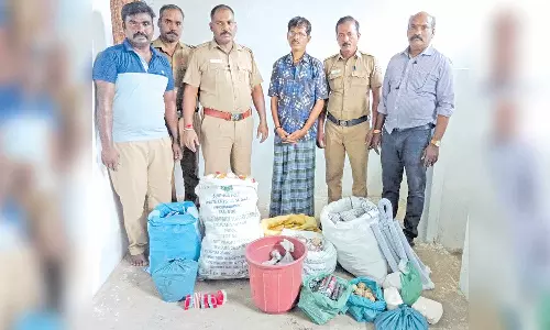 சட்டவிரோதமாக வீட்டில் வைத்து வெடி தயாரித்த ஒருவர் கைது