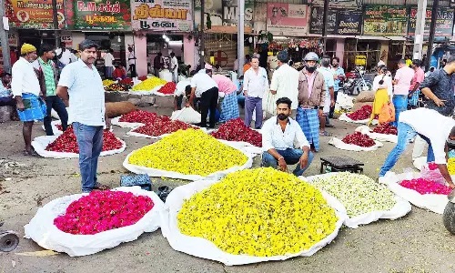 தருமபுரியில் ஆயுத பூஜையையொட்டி  பூக்கள் விலை கிடுகிடு உயர்வு