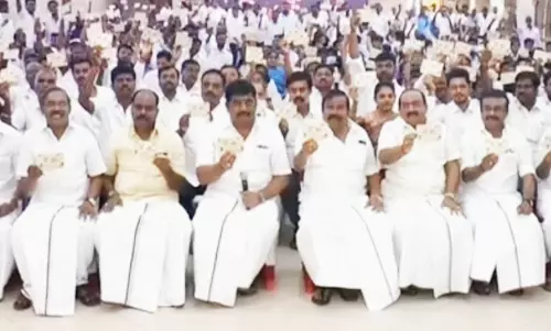 தி.மு.க. சார்பில் நீட் தேர்வை ரத்து செய்யக்கோரி  கையெழுத்து இயக்கம்