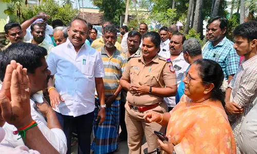 அடிப்படை வசதிகள் செய்து தரக்கோரிபொதுமக்கள் சாலை மறியலுக்கு முயற்சி