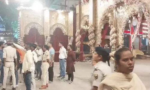 துர்கா பூஜை விழா பந்தலில் நெரிசலில் சிக்கி 3 பேர் உயிரிழப்பு