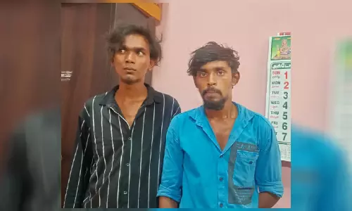ஊத்துக்குளி பகுதியில் மோட்டார் சைக்கிள், பணம் திருட்டு- 2 வாலிபர்கள் கைது