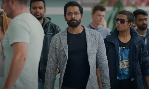 கிரிக்கெட் டீம் மாதிரி இருந்தா நல்லாருக்கும்- ட்ரெண்டாகும் துருவ நட்சத்திரம் டிரைலர்