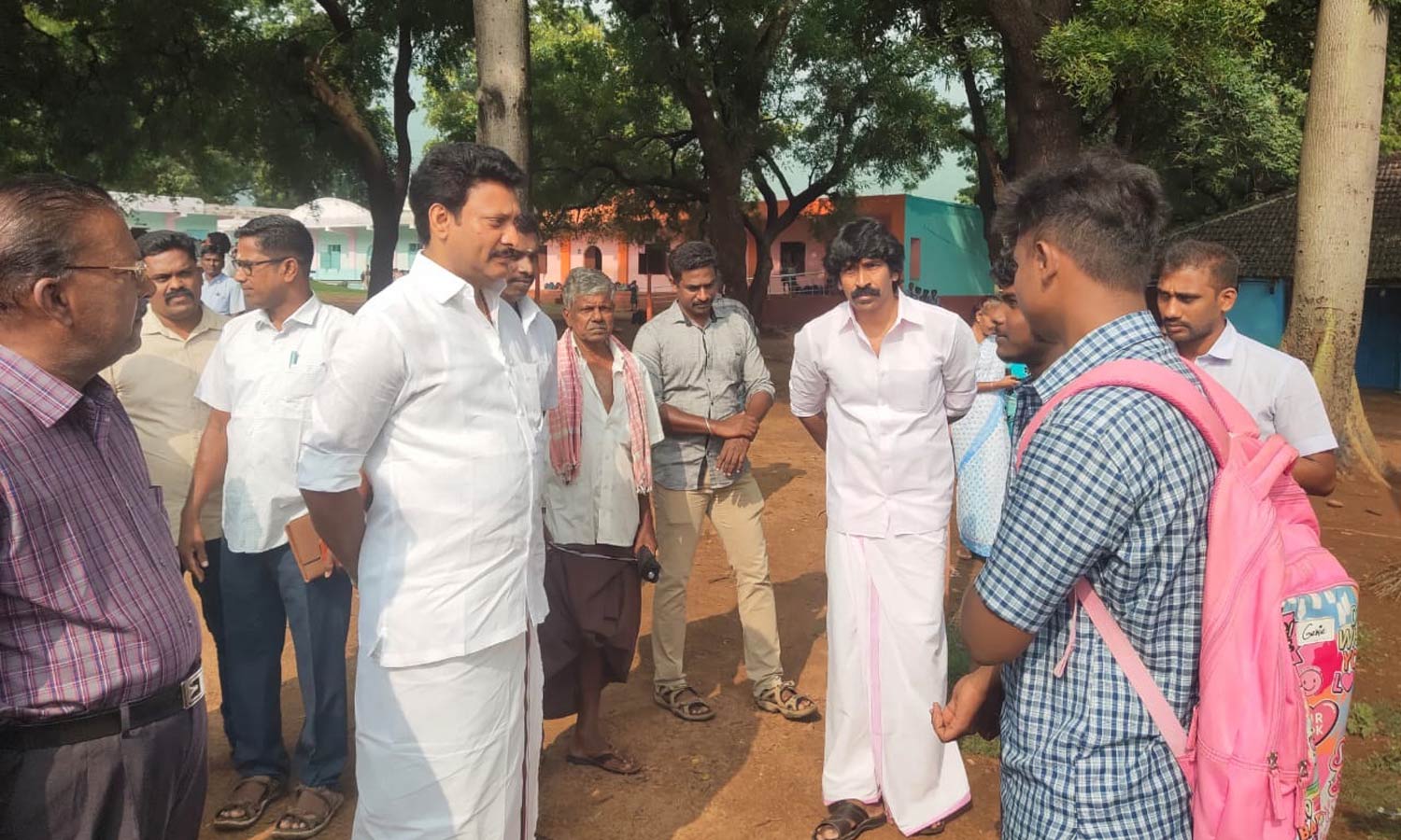 அரசு பள்ளிக்கு திடீர் விசிட்: ஆய்வு செய்து மாணவர்களிடம் விசாரணை நடத்திய அமைச்சர்