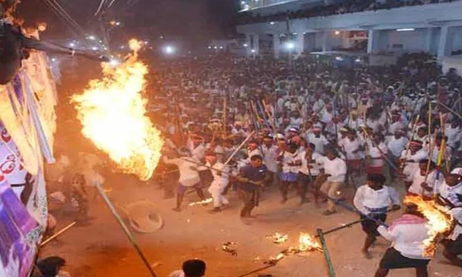 ஆந்திராவில் தடியடி திருவிழாவில் 2 பக்தர்கள் பலி: 100-க்கும் மேற்பட்டோர் படுகாயம்