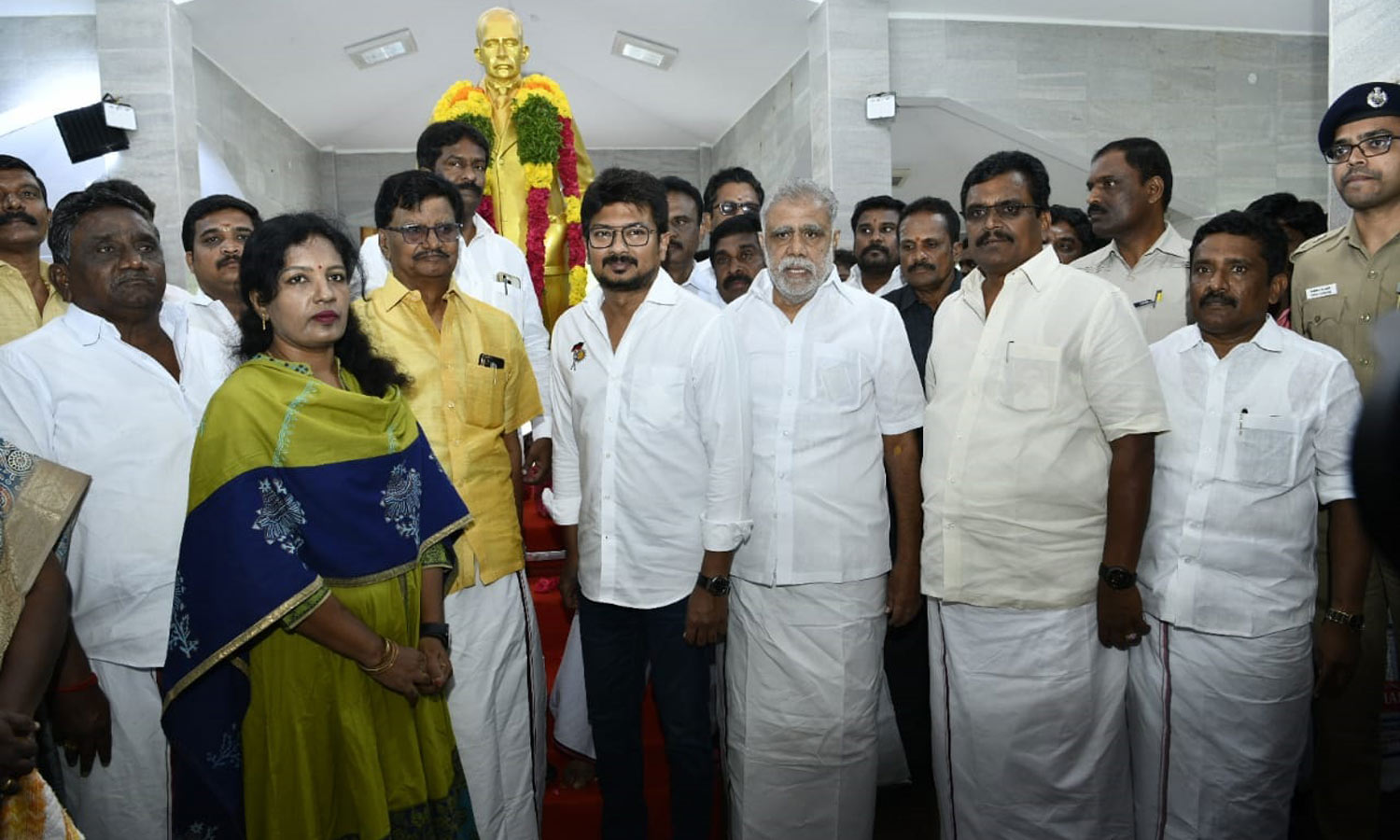 பென்னிகுவிக் சிலைக்கு மாலை அணிவித்து மரியாதை செலுத்தினார் அமைச்சர் உதயநிதி ஸ்டாலின்