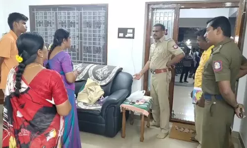 கோபிசெட்டிபாளையம் அருகே ஓய்வுபெற்ற பேராசிரியர் வீட்டில் 70 பவுன் நகை கொள்ளை