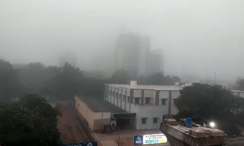 கோவை- நீலகிரியில் கடும் பனி மூட்டம்: வாகனங்கள் முகப்பு விளக்கை ஒளிரவிட்டு செல்கின்றன