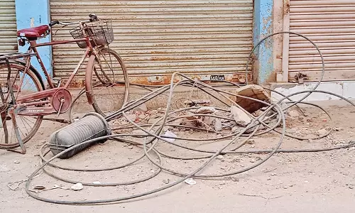 சாத்தான்குளத்தில் கடையின் முன்பு கொட்டப்பட்ட கட்டிட கழிவுகளை அகற்ற வேண்டும் - வியாபாரிகள் கோரிக்கை