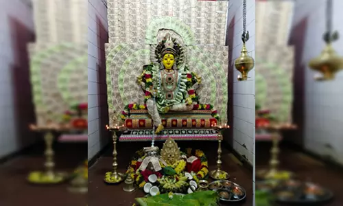 நவராத்திரி நிறைவு நாளையொட்டி தாரமங்கலம் குஞ்சு மாரியம்மனுக்கு ரூபாய் நோட்டு அலங்காரம்