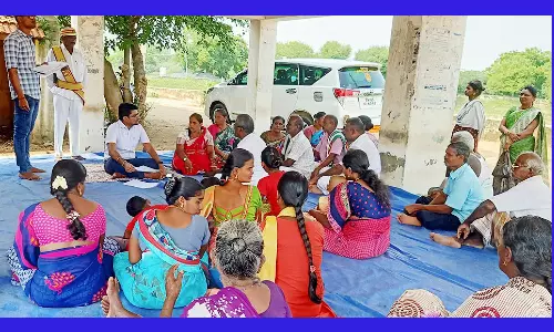 பொதுமக்களிடம் குறைகள் கேட்டு மனுக்கள் பெற்ற மாவட்ட கலெக்டர்