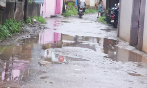 குண்டு குழிகள் நிறைந்த தெருவுக்கடை சி.எஸ்.ஐ. சர்ச் சாலையை சீரமைக்க வேண்டும்