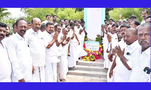 அ.தி.மு.க. சார்பில் சுதந்திர போராளி குயிலிக்கு மரியாதை