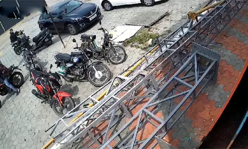 சங்ககிரியில் பரபரப்பு ஓட்டல் முன்பு நிறுத்தி இருந்த மோட்டார் சைக்கிள் திருட்டு- வீடியோ வைரல்