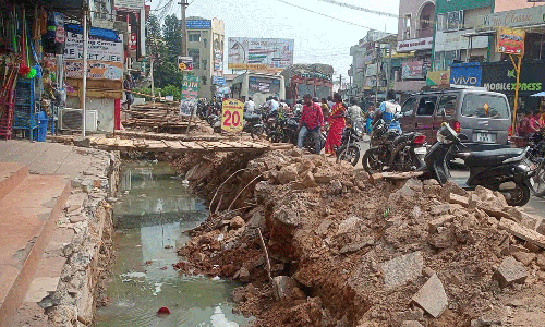 கடைகள் முன்பு தோண்டப்படும் பள்ளங்களால் மக்கள் அவதி