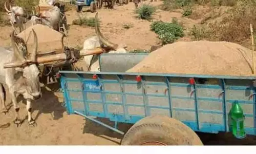 மாட்டு வண்டியில் மணல் கடத்தல்